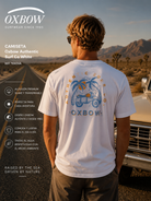 Camiseta Oxbow Cruiser White hombre con gráfica trasera en carretera desértica y estética editorial cinematográfica roadtrip surf