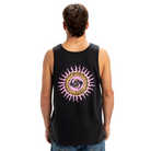 Hombre con camiseta de tirantes Quiksilver Beach Blast Tank negra con gráfico surf en la espalda estilo verano casual