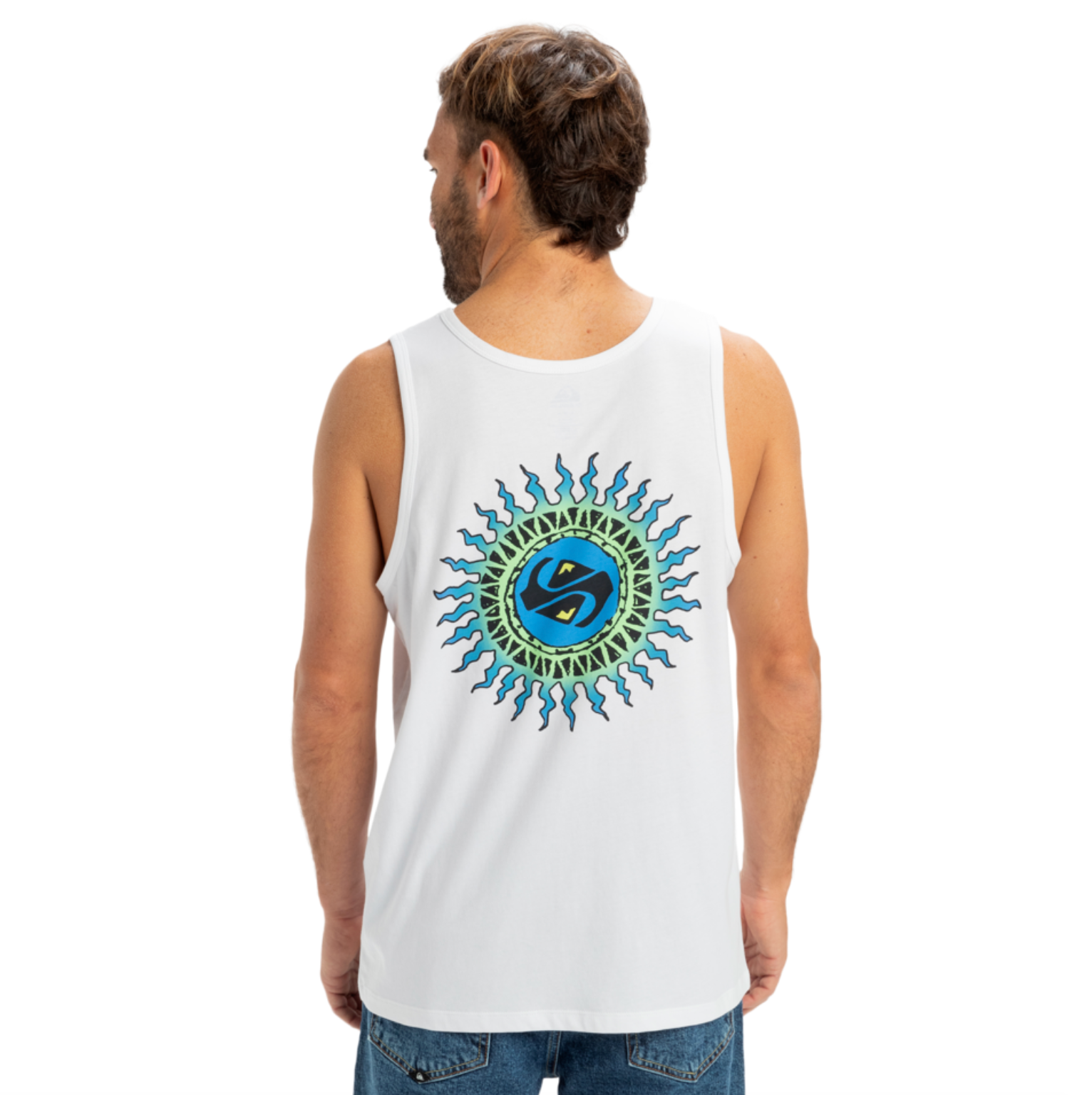 Hombre con camiseta de tirantes Quiksilver Beach Blast Tank blanca con gráfico surf en la espalda estilo verano casual