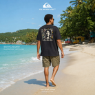 Camiseta Quiksilver x Bob Marley Warhead Black para hombre en una playa de Jamaica, imagen editorial propia de THE SURF TOWN