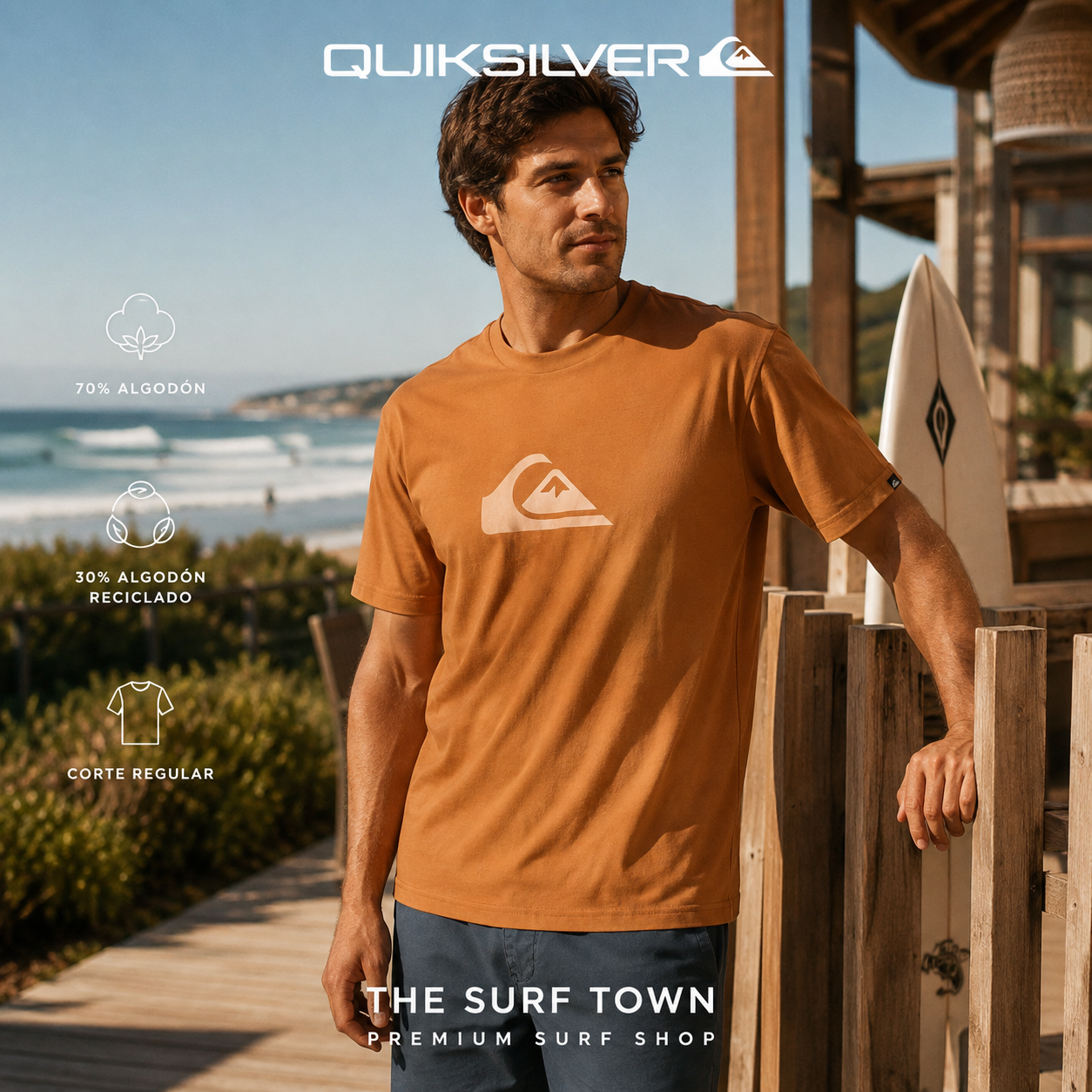 Hombre con camiseta Quiksilver Comp Logo Tobacco Brown frente al mar, imagen editorial propia de THE SURF TOWN