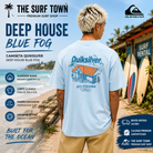 Camiseta Quiksilver Deep House Blue Fog para hombre con ilustración trasera inspirada en una caseta de surf australiana
