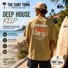 Camiseta Quiksilver Deep House Kelp para hombre en color kelp con gran estampado trasero inspirado en una caseta de surf australiana
