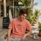 Camiseta Quiksilver Fineline Desert Sand en fotografía editorial propia de THE SURF TOWN con estilo surf lifestyle premium junto al mar