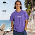 Camiseta Quiksilver Fineline Purple para hombre en color morado con logo frontal y estilo surf casual