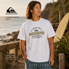 Camiseta Quiksilver Floating Around White en fotografía editorial propia de THE SURF TOWN junto a la costa en surf lifestyle premium