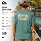 Camiseta Quiksilver Gotam Foam Green verde foam con gráfico trasero logo Quiksilver en escena surf coastal roadtrip