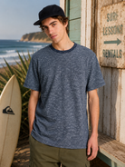 Camiseta Quiksilver Lopaz Striped azul marino para hombre en escena surf junto al mar