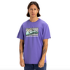 Hombre con camiseta Quiksilver Retro Fade Dusted Peri violeta con logo frontal estilo surf casual