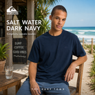 Camiseta Quiksilver Salt Water Dark Navy en fotografía editorial propia de THE SURF TOWN con estilo surf lifestyle premium junto a la playa