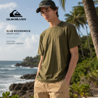 Camiseta Quiksilver Slub Roundneck Grape Leaf para hombre en fotografía editorial propia de THE SURF TOWN junto al mar, con paisaje costero tropical y estilo surf lifestyle premium.