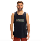 Hombre con camiseta de tirantes Quiksilver Sun Dagger Tank azul marino con logo frontal estilo surf verano