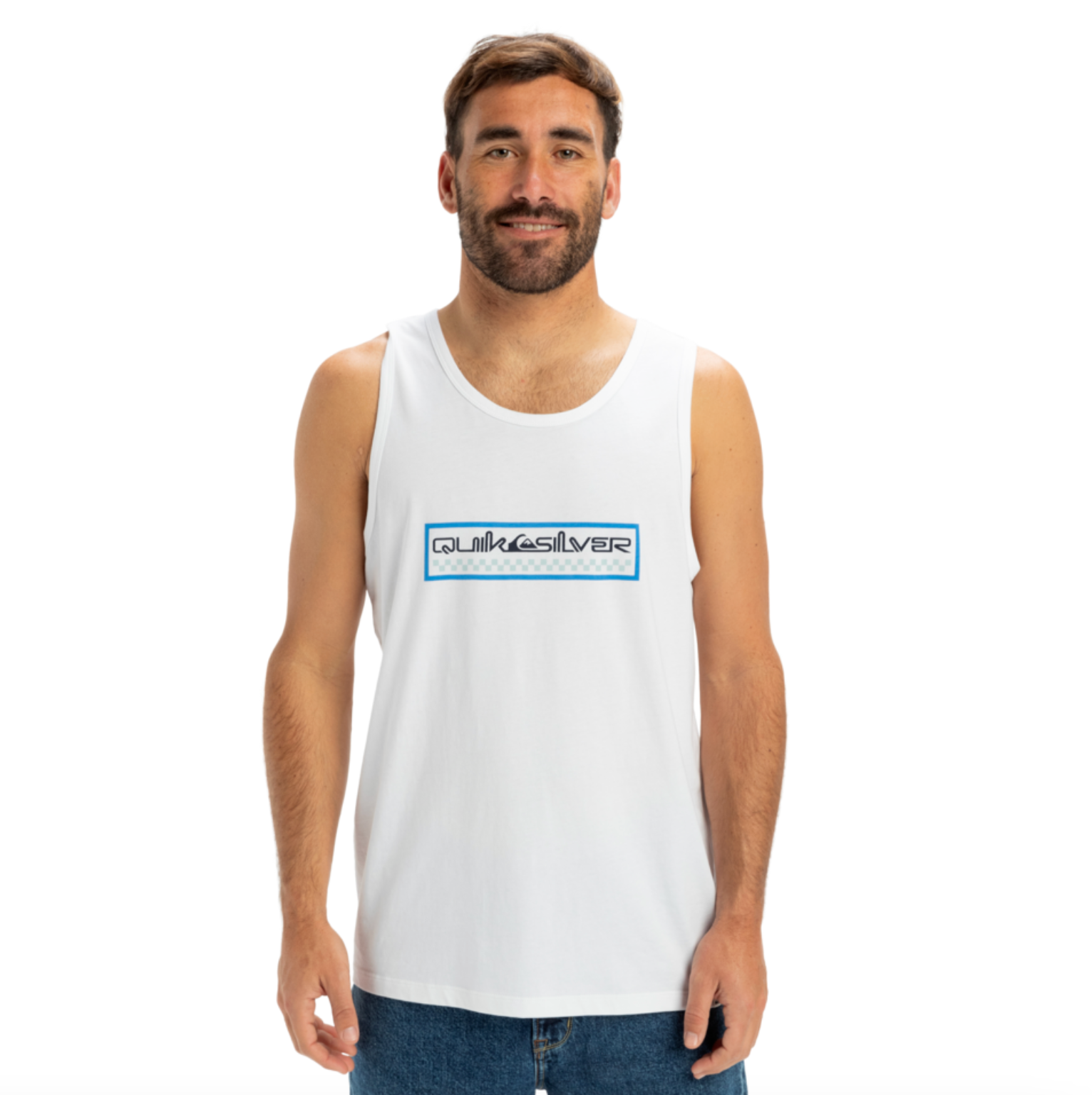 Hombre con camiseta de tirantes Quiksilver Sun Dagger Tank blanca con logo frontal estilo surf verano