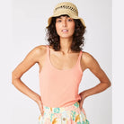 Camiseta RIP CURL Amantea Rib Top coral mujer de tirantes canalé cómoda y fresca estilo verano