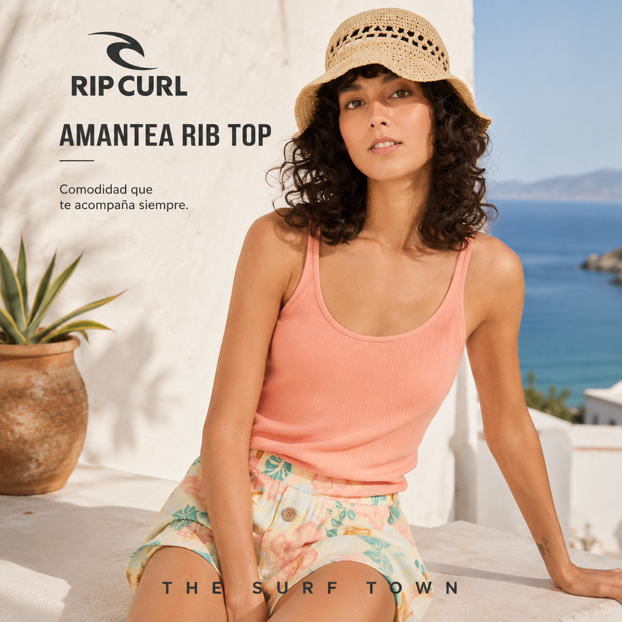 Camiseta Rip Curl Amantea Rib Top Coral para mujer en fotografía editorial propia de THE SURF TOWN, top de verano estilo surf lifestyle en ambiente costero premium