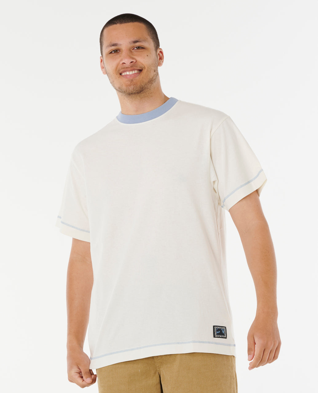 Camiseta Rip Curl Artist Ty Williams Spray Bone hombre color hueso con detalles azules, edición Artist Series y tejido 100% algodón transpirable