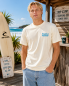 Camiseta Rip Curl Board Bakery Lemon Ice hombre en escenario surf lifestyle premium con estética coastal luminosa