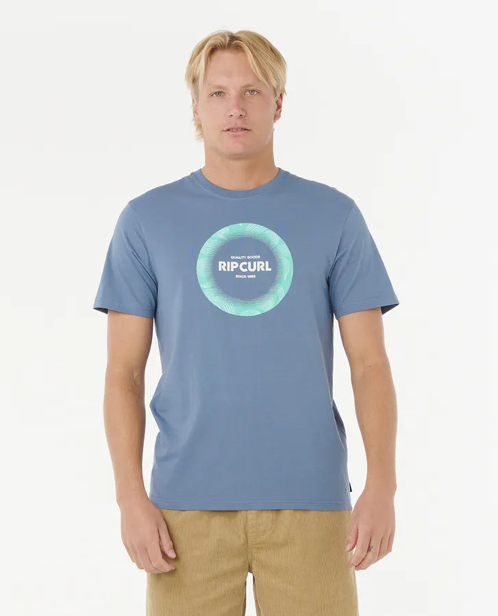 Camiseta Rip Curl Filter Tee Blue Fin hombre azul con estampado frontal y tejido 100% algodón transpirable