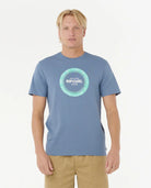Camiseta Rip Curl Filter Tee Blue Fin hombre azul con estampado frontal y tejido 100% algodón transpirable