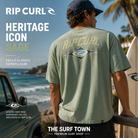 Camiseta Rip Curl Heritage Icon Sage para hombre con gráfico trasero de inspiración surf en escena lifestyle de THE SURF TOWN
