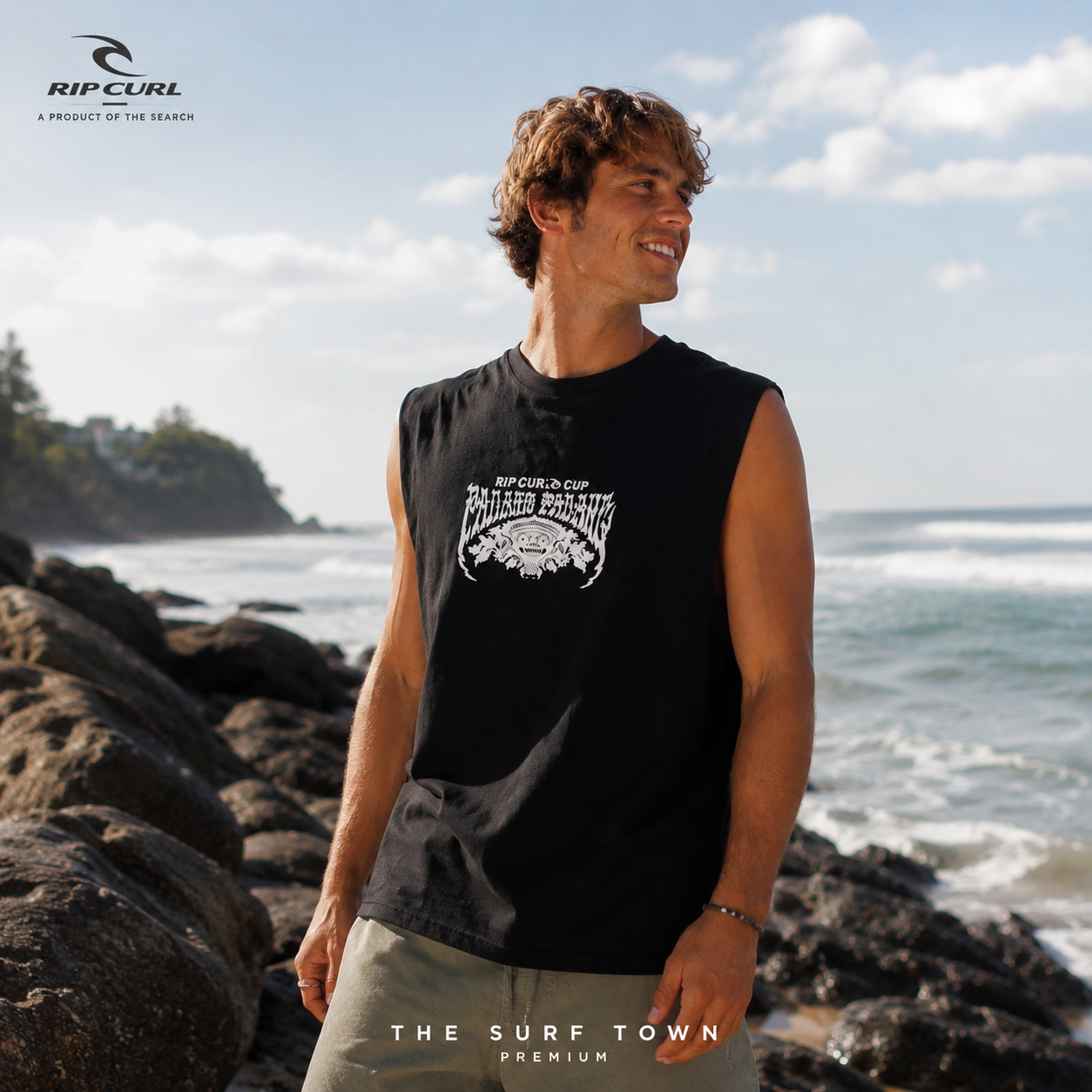 Camiseta Rip Curl Padang Cup Muscle Black en Padang Padang Bali con fotografía editorial propia de THE SURF TOWN junto a las olas del campeonato de surf