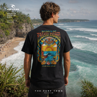 Camiseta Rip Curl Padang Cup Poster Black con fotografía editorial propia de THE SURF TOWN en los acantilados de Padang Padang Bali con vistas al spot de surf