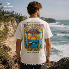 Camiseta Rip Curl Padang Cup Poster Bone con fotografía editorial propia de THE SURF TOWN en los acantilados de Padang Padang Bali frente a las olas de Indonesia