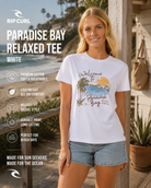 Camiseta Rip Curl Paradise Bay White Mujer integrada en escena coastal premium con estética surf lifestyle femenina