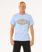 Camiseta Rip Curl Refill Tee Ice Blue hombre azul hielo con logo frontal estampado y tejido 100% algodón