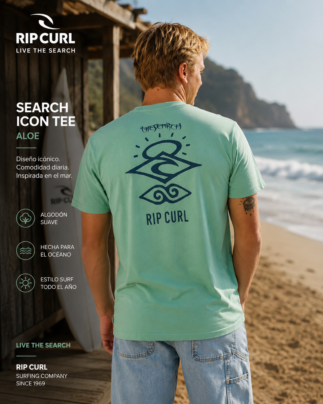 Camiseta Rip Curl Search Icon Tee Aloe para hombre en escena surf lifestyle premium junto al océano
