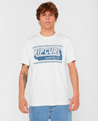 Camiseta Rip Curl Sportline Invader Bone hombre color hueso con logo frontal y tejido 100% algodón suave y transpirable