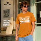 Camiseta Rip Curl Sportline Invader Bronzed para hombre con logotipo Surfing Co en el pecho