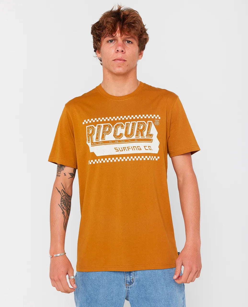 Camiseta Rip Curl Sportline Invader Bronzed hombre color bronce con estampado frontal y tejido 100% algodón cómodo y transpirable
