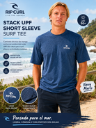 Camiseta Rip Curl Stack UPF Short Sleeve Surf Tee Navy Marle hombre en escenario surf lifestyle premium junto al mar