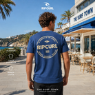 Camiseta Rip Curl Staple Tee Light Navy para hombre con gráfico trasero, imagen editorial propia de THE SURF TOWN