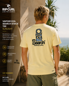 Camiseta Rip Curl Vaporcool Search Stack Sunlight para hombre en escena editorial coastal premium