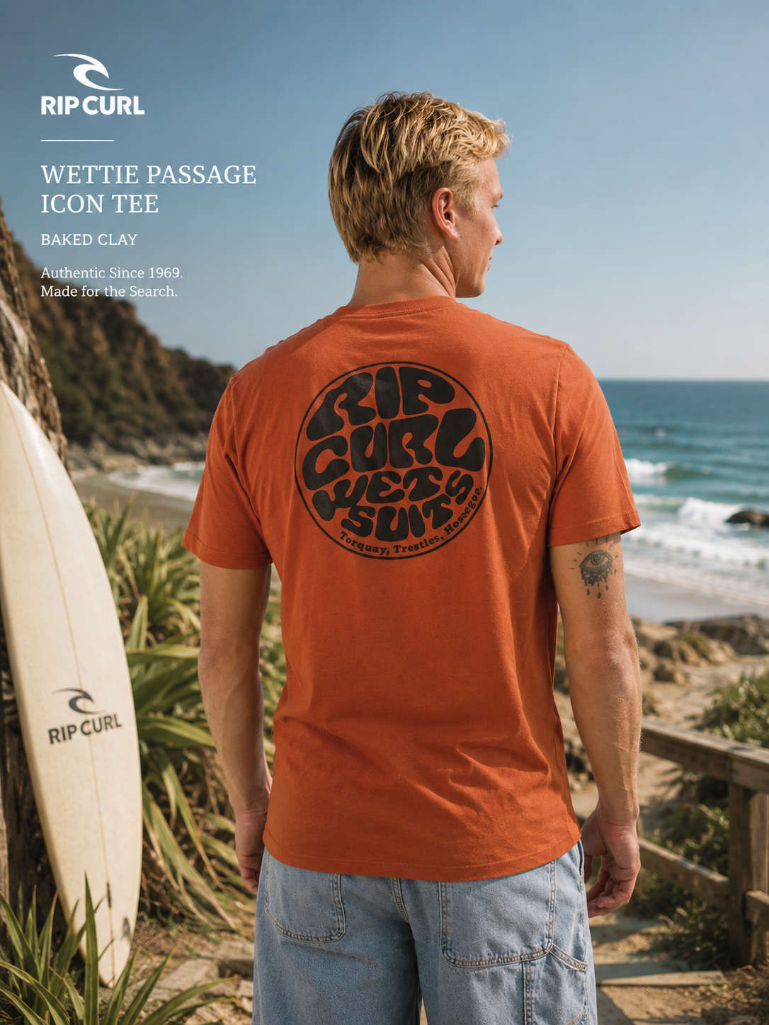 Camiseta Rip Curl Wettie Passage Icon Tee Baked Clay en escena surf lifestyle junto al mar con luz natural de día