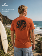 Camiseta Rip Curl Wettie Passage Icon Tee Baked Clay en escena surf lifestyle junto al mar con luz natural de día