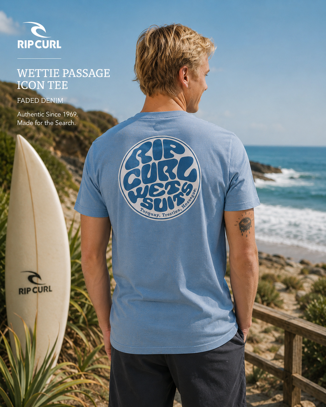 Camiseta Rip Curl Wettie Passage Icon Tee Faded Denim en escena surf lifestyle junto al océano con luz natural de día