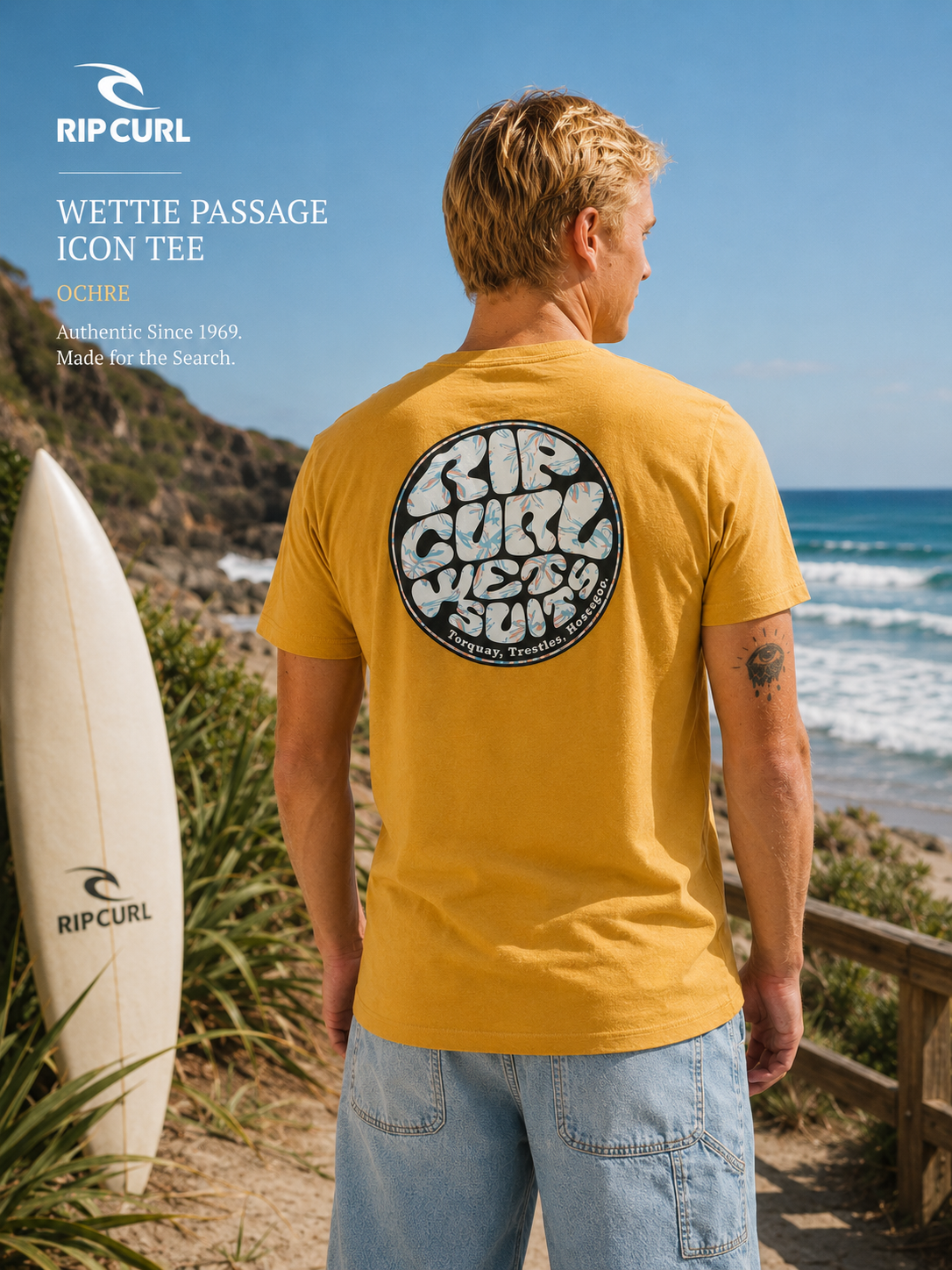 Camiseta Rip Curl Wettie Passage Icon Tee Ochre en escena surf lifestyle junto al océano con luz natural brillante y estética coastal premium