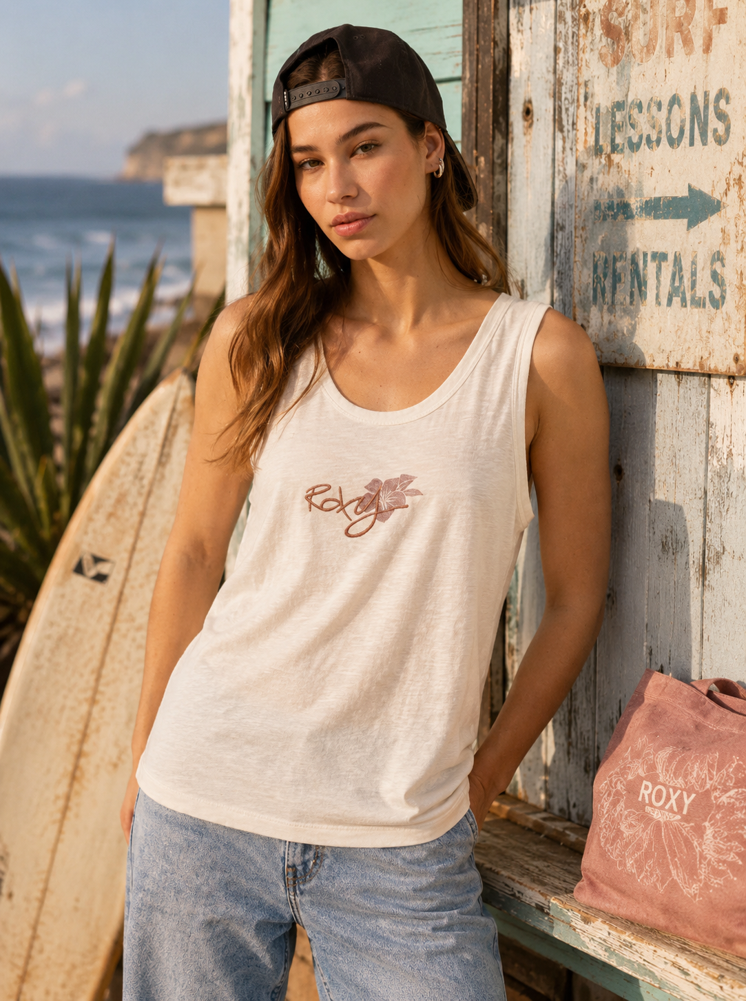 Camiseta sin mangas Roxy Dream Oasis color coconut milk para mujer en escena surf beachwear junto al mar