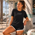 Camiseta Roxy Everyday Flow Black para mujer en escenario lifestyle premium con inspiración coastal y deportiva