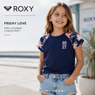 Camiseta de niña Roxy Friday Love azul marino con mangas florales en fotografía editorial propia de THE SURF TOWN con estilo surfwear infantil y moda verano