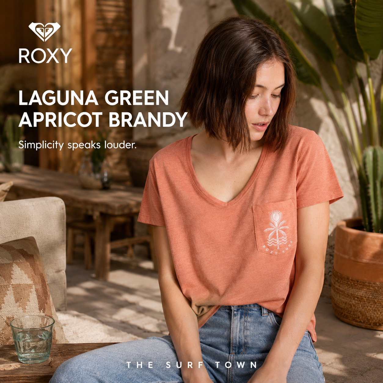 Camiseta Roxy Laguna Green Apricot Brandy en fotografía editorial propia de THE SURF TOWN con estilo beach lifestyle femenino premium y luz natural