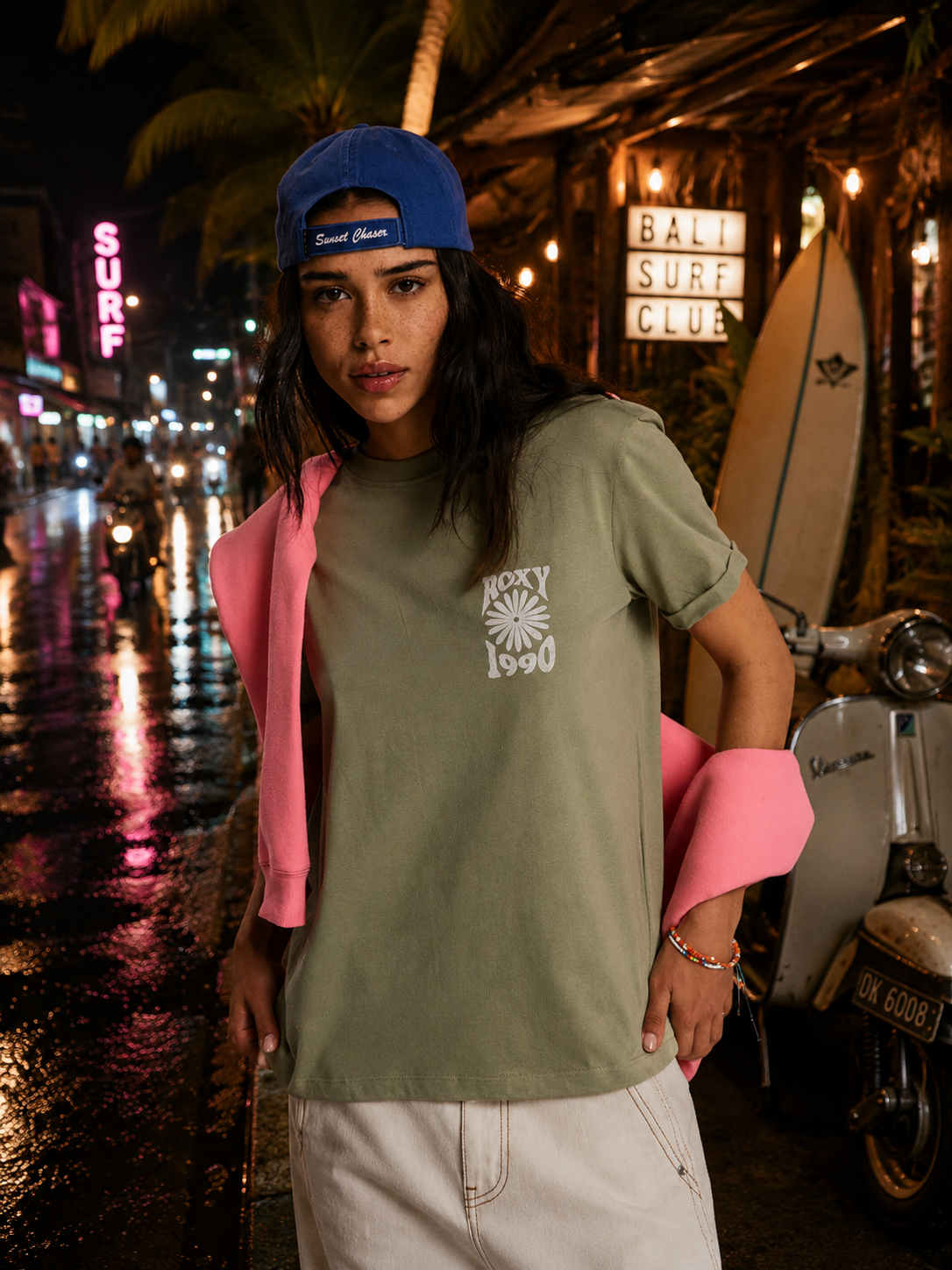 Camiseta Roxy verde mujer en boulevard surf nocturno Bali lifestyle premium