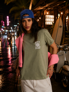 Camiseta Roxy verde mujer en boulevard surf nocturno Bali lifestyle premium