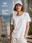 Camiseta Roxy Oceanwave Regular Emby Egret blanca para mujer en escena beach lifestyle premium junto al mar