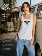 Camiseta Roxy Surfclassic White mujer en escena coastal lifestyle premium con estética surf cinema y furgoneta vintage