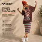 Camiseta Roxy Sweet Janis Bitter Chocolate en fotografía editorial propia de THE SURF TOWN con estilo vintage surf, corte oversize y diseño femenino para verano