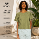 Camiseta Roxy Time On My Side Loden Green en fotografía editorial propia de THE SURF TOWN con ambiente hotel boutique tropical premium y estilo beach lifestyle femenino